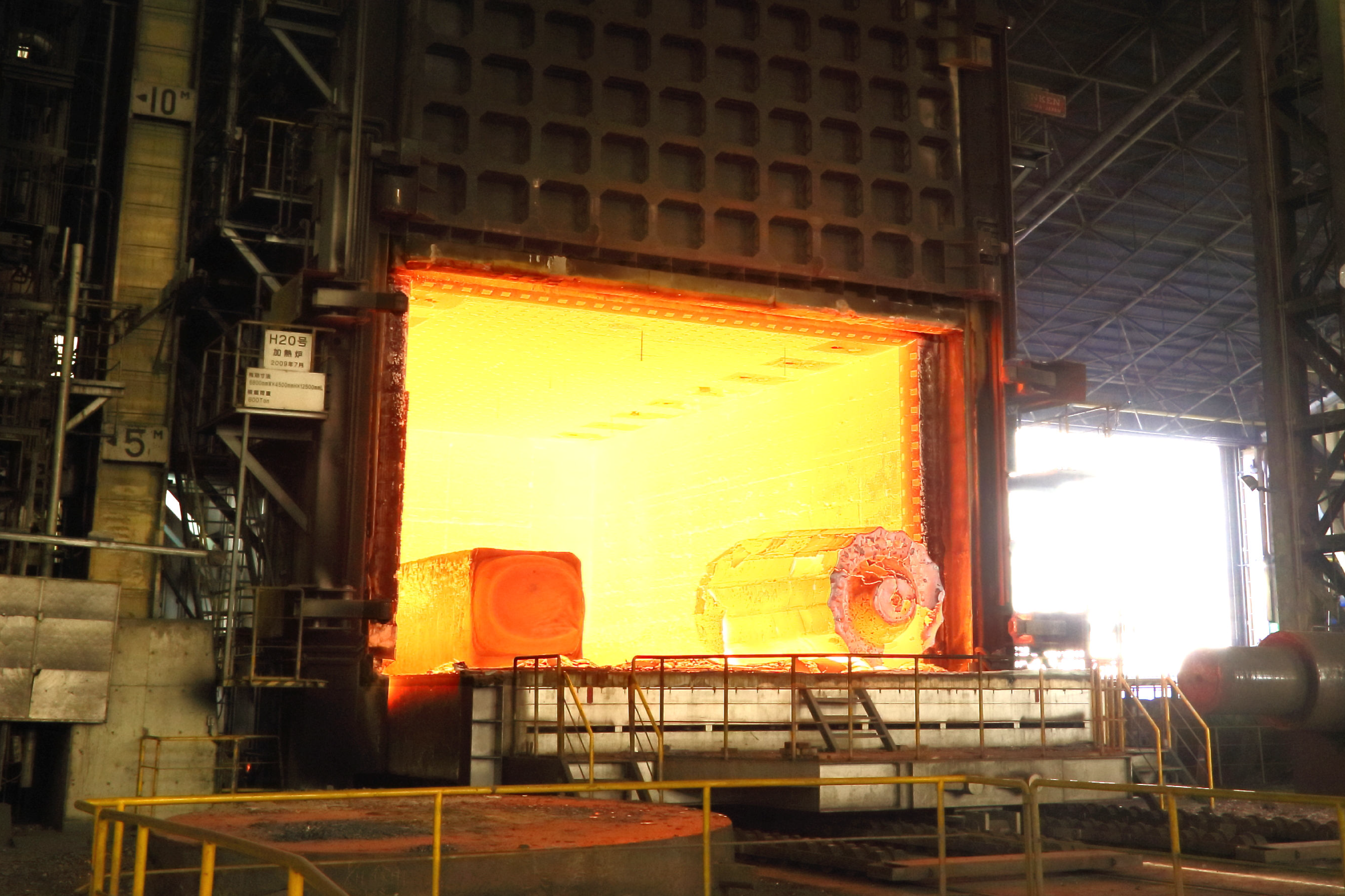 Bogie type heat treatment furnace